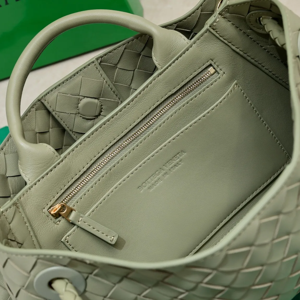Batch 1960 #Bottega Veneta new horizontal Andiamo handbag, many stars have the same style 🎈 Classic full-body leather weaving with golden rope buckle, stable and chic enough [proud] The whole body is made of Nappa sheep leather, comfortable, soft and dynamic. The sliding metal rope buckle can adjust the shoulder strap, single shoulder / handbag / crossbody, multiple carrying methods, large bag capacity, suitable for commuting / daily / travel This bag is divided into small/medium/large sizes. There is always one that suits you, so take me with you🎀🎀 Size: 29x18x10 Model: 6463#